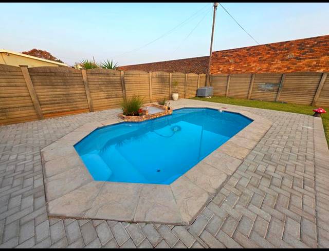 4 BEDROOM HOUSE FOR SALE IN ROTHDENE